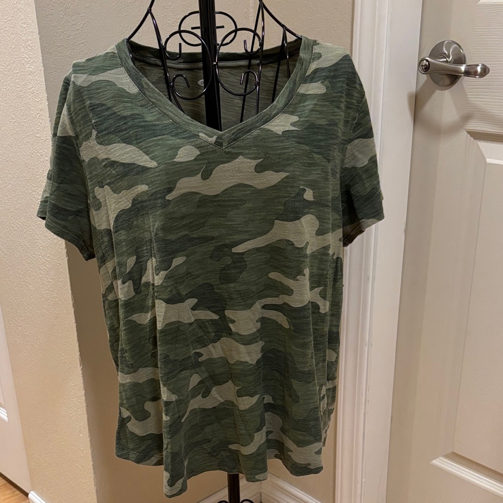 Old Navy Green Camouflage V-Neck Tee